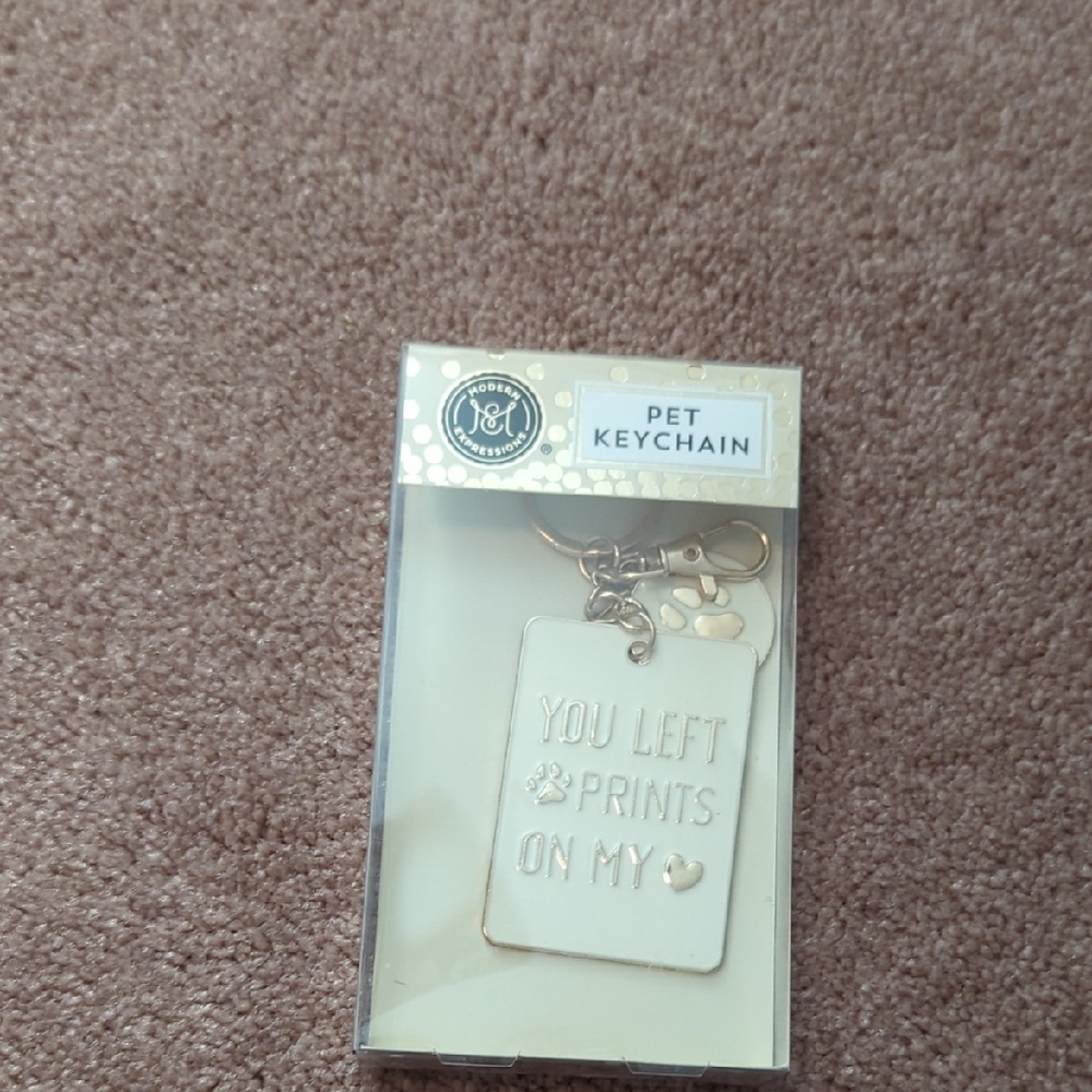Modern Expressions Pet Keychain with Heart and Paw Prints  New. SALE